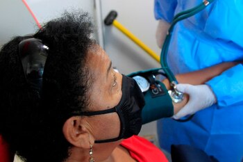 Un trabajador de la salud