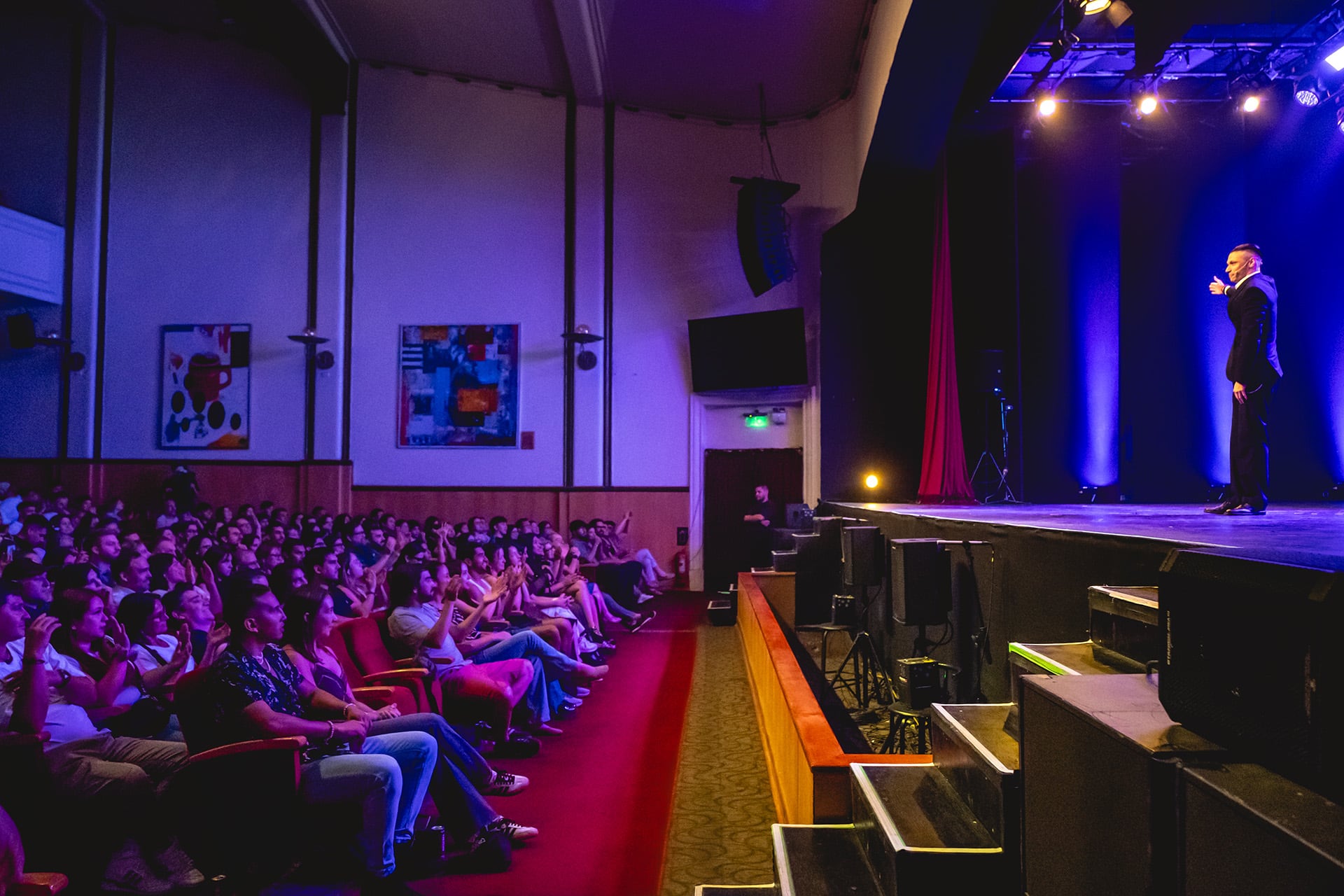 El público escucha atento la performance de Agustín en el escenario