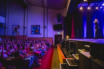 El público escucha atento la