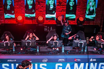 De izquierda a derecha: Solxiz,