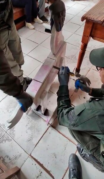 Al desarmar el caballo de