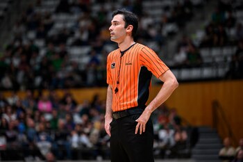 El árbitro Fabio Fernández, en