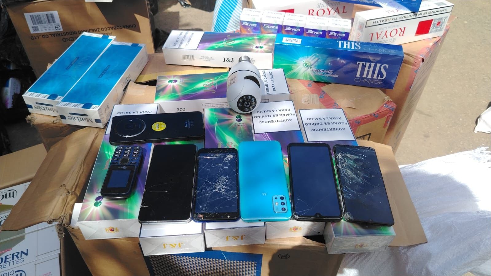 Las autoridades hallaron en la Granja Pavón celulares, radios intercomunicadores, repetidores de señal wifi y cámaras de videovigilancia durante la requisa. (Ejército de Guatemala)