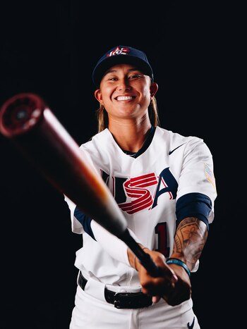 Atletas, como Kelsie Whitmore que consiguió jugar en ligas masculinas de beisbol desafían barreras culturales en el deporte estadounidense (Crédito @kelsie_whitmore)