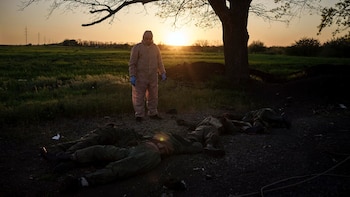 Un trabajador de emergencias ucraniano
