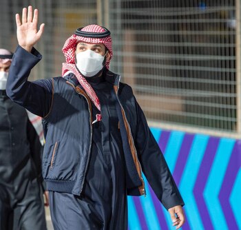 Con una mascarilla en su