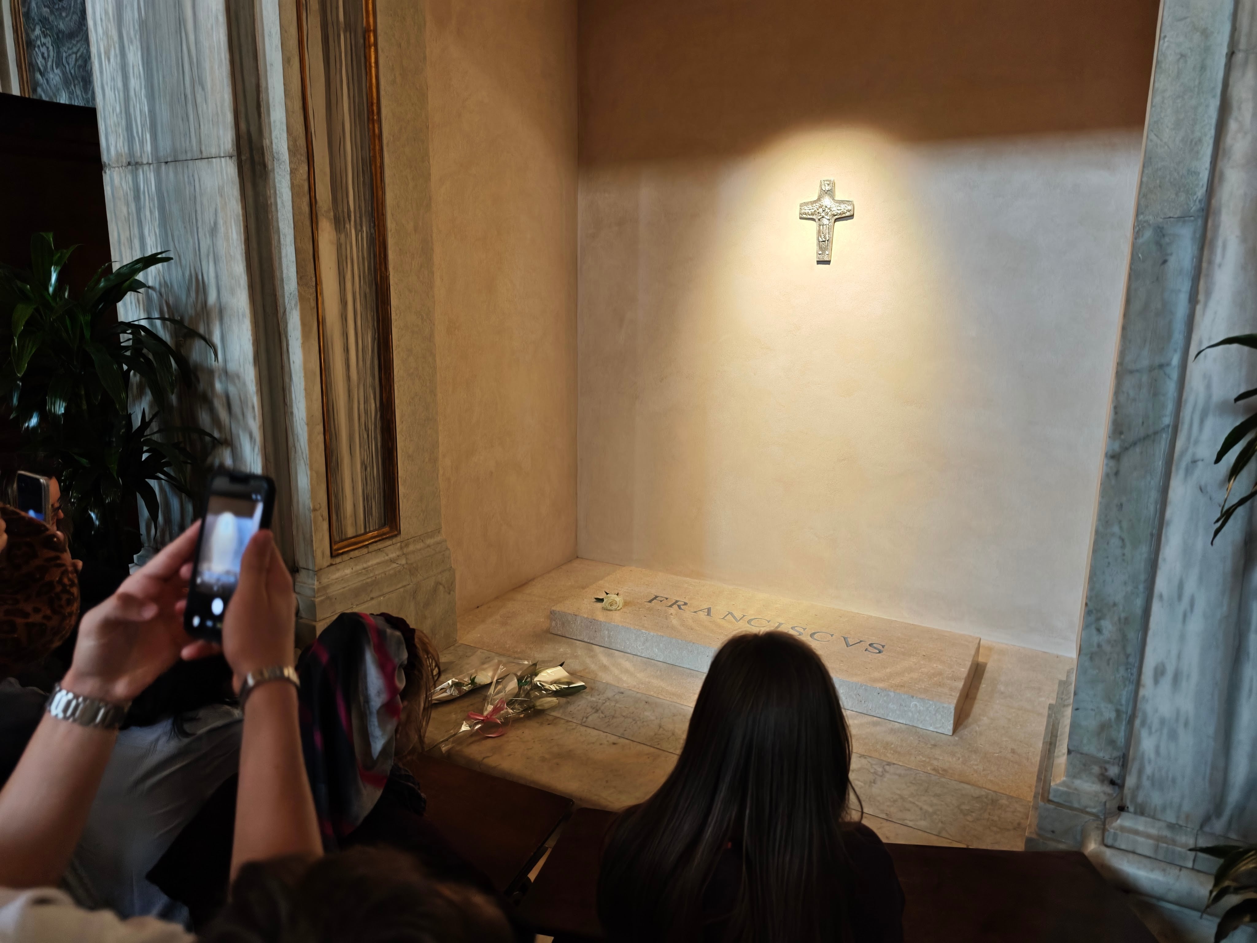 Los fieles se acercaban esta mañana a la tumba del papa Francisco que se encuentra en la Basílica Santa María Maggiore (Foto: Bruno Matta)