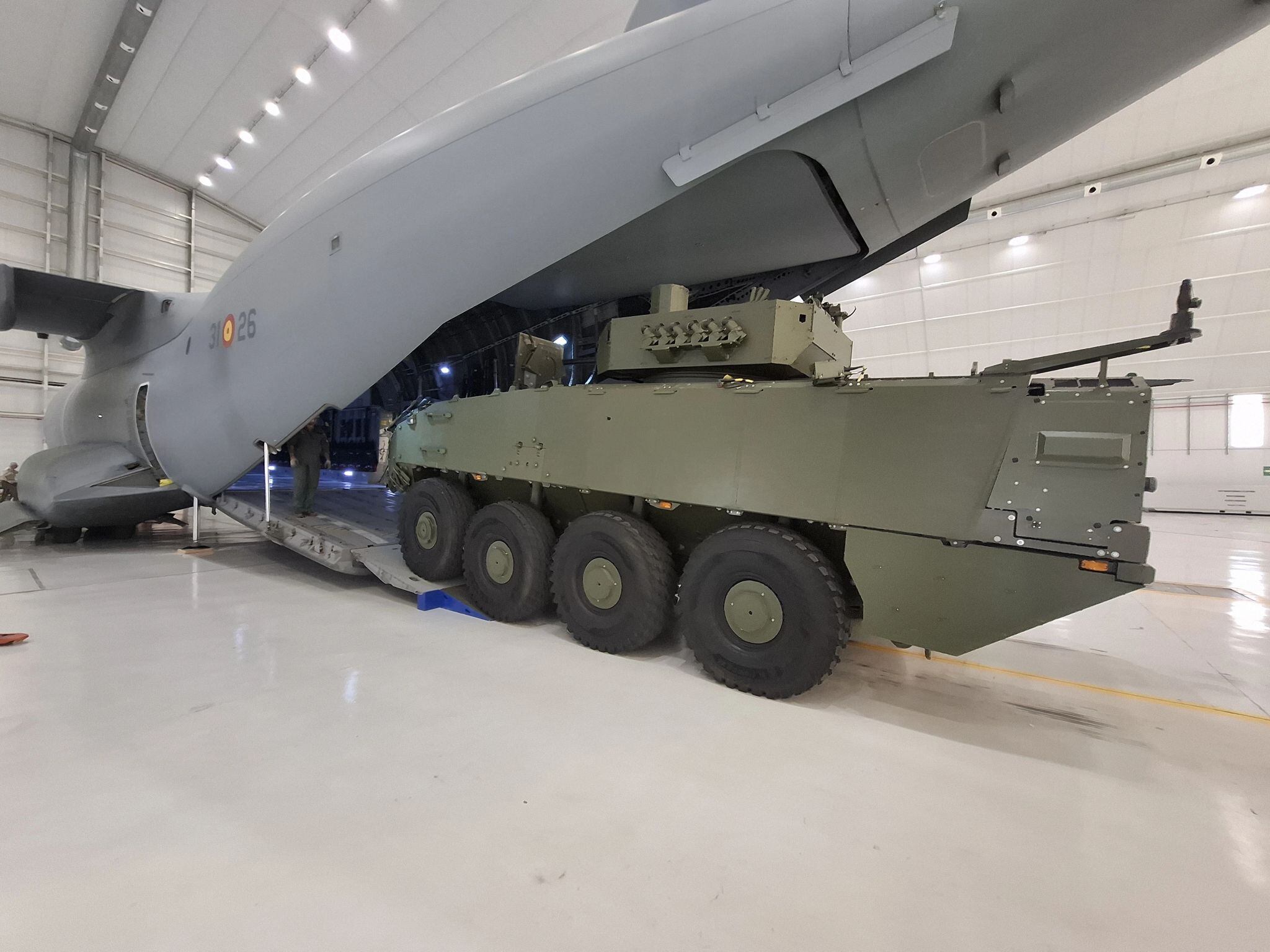 Un VCR 8x8 Dragón junto a un avión A400M (Tess Defence)