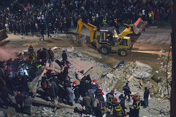 Personal de emergencia busca víctimas