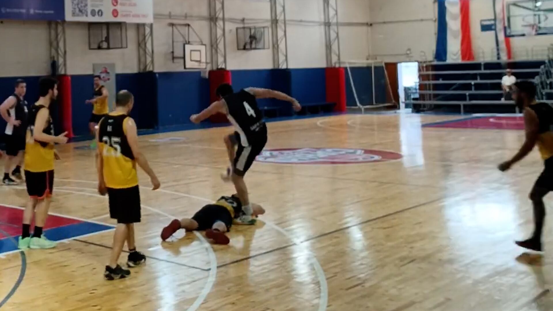 El jugador del CASI Santiago Corbalán Olivera le pisa la cabeza a un rival que estaba en el suelo (Captura video)