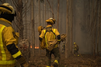Bomberos trabajan en la extinción del incendio forestal en el monte Galleiro, a 6 de abril de 2026, en Ribadetea, Ponteareas, Pontevedra, Galicia (España). (Elena Fernández/Europa Press)