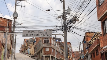 Bogotá buscará poner fin al “enredo” de los cables: empresas deberán retirar redes en desuso y llevar otras bajo tierra