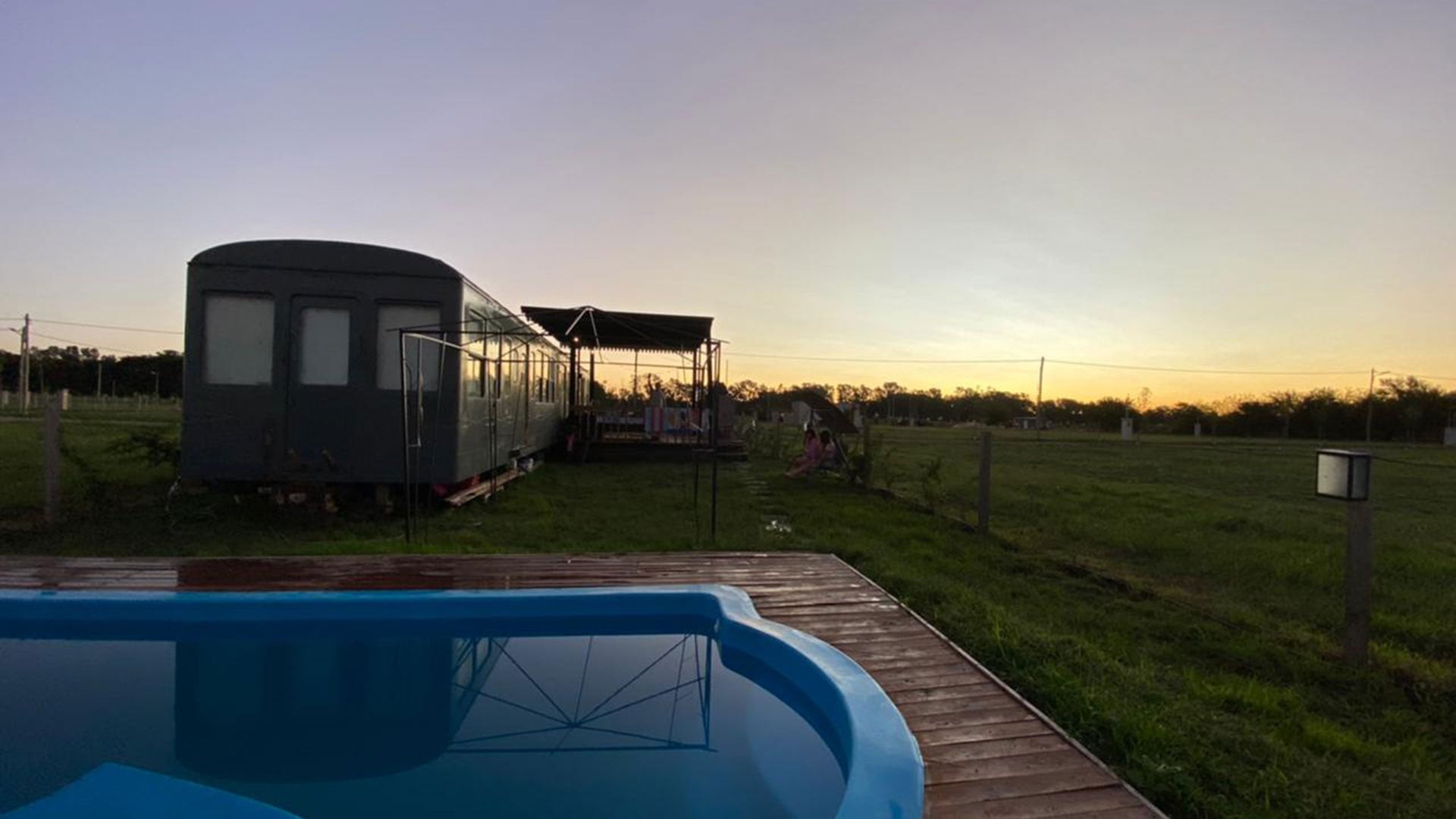 Poco tiempo después de mudarse armaron la pileta con un deck