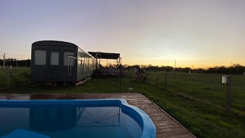 vagón de subte convertido en casa de fin de semana