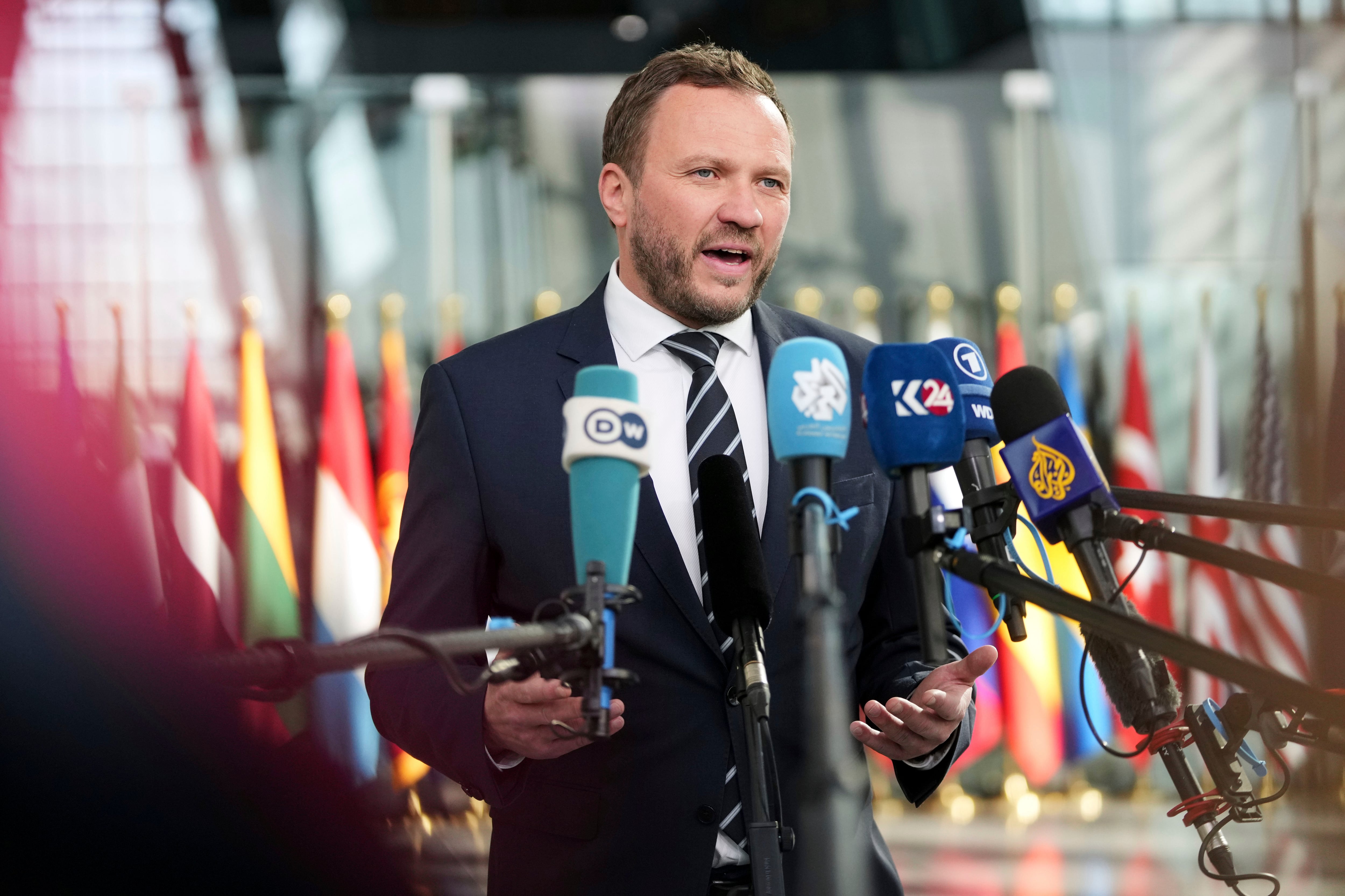 ARCHIVO - El ministro de Relaciones Exteriores de Estonia, Margus Tsahkna, habla con los medios a su llegada a una reunión de cancilleres de la OTAN, en la sede del organismo en Bruselas, el 3 de abril de 2025. (AP Foto/Virginia Mayo, archivo)