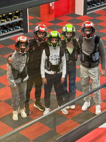 Ataviados con cascos y un