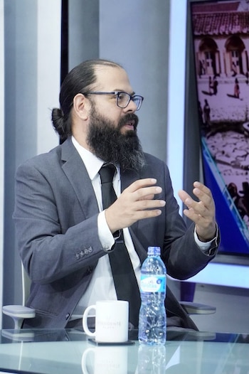El historiador Alfredo Ramírez llamó a los salvadoreños a reflexionar sobre el pasado y el futuro del país./ (Diálogo 21)