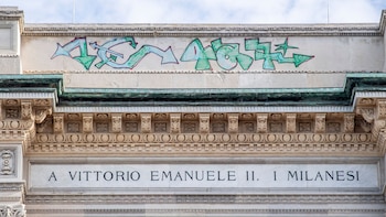 Vandalizan-la-Galería-de-Vittorio-Emmanuel,-en-la-plaza-de-la-Catedral-de-Milán