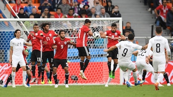 Lui Suárez pateando un tiro