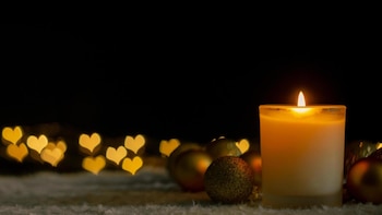 Encender velas doradas o amarillas