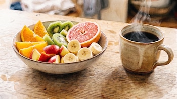 La fruta que los nutricionistas advierten no consumir junto con el café