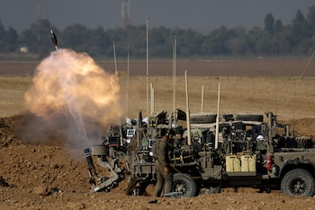 Un soldado israelí dispara un