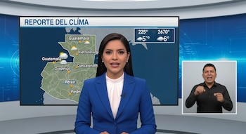 Una presentadora en blazer azul y blusa blanca está frente a un mapa del clima de Guatemala; a la derecha, un hombre interpreta en lenguaje de señas.