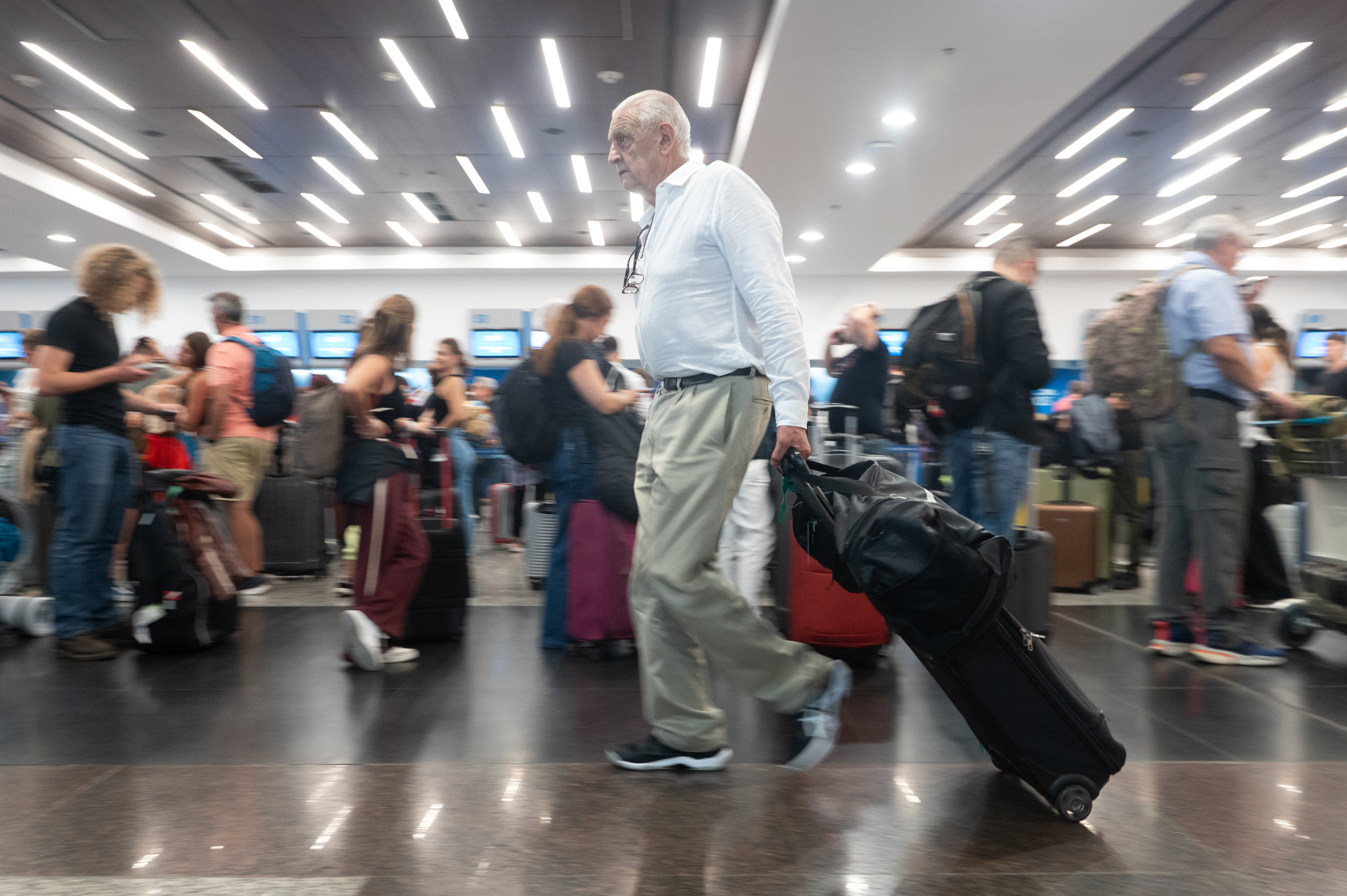 El Aeroparque Jorge Newbery tuvo que suspender operaciones durante dos horas por un temporal eléctrico que sorprendió a pasajeros y trabajadores