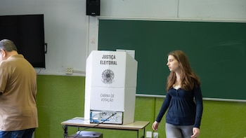 Abren los colegios para las elecciones en Brasil, primer asalto de la gran pugna entre Lula y Bolsonaro