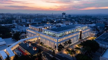 La estructura del Hospital Rosales incluye dos edificios principales conectados por una pasarela elevada para facilitar la movilidad de pacientes y personal./ (Redes nuevo hospital Rosales)