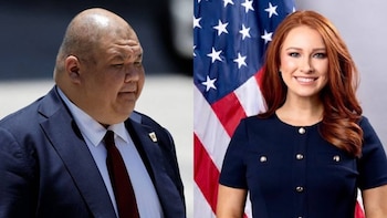 Retratos yuxtapuestos de Steven Cheung de traje y Karoline Leavitt vestida de azul frente a la bandera de Estados Unidos