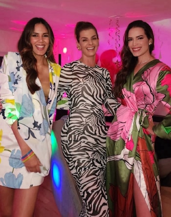 Carolina Cruz, Catalina Robayo y Paola Calle durante la celebración de fin de año