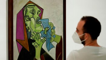 Un hombre observa "Cabeza de