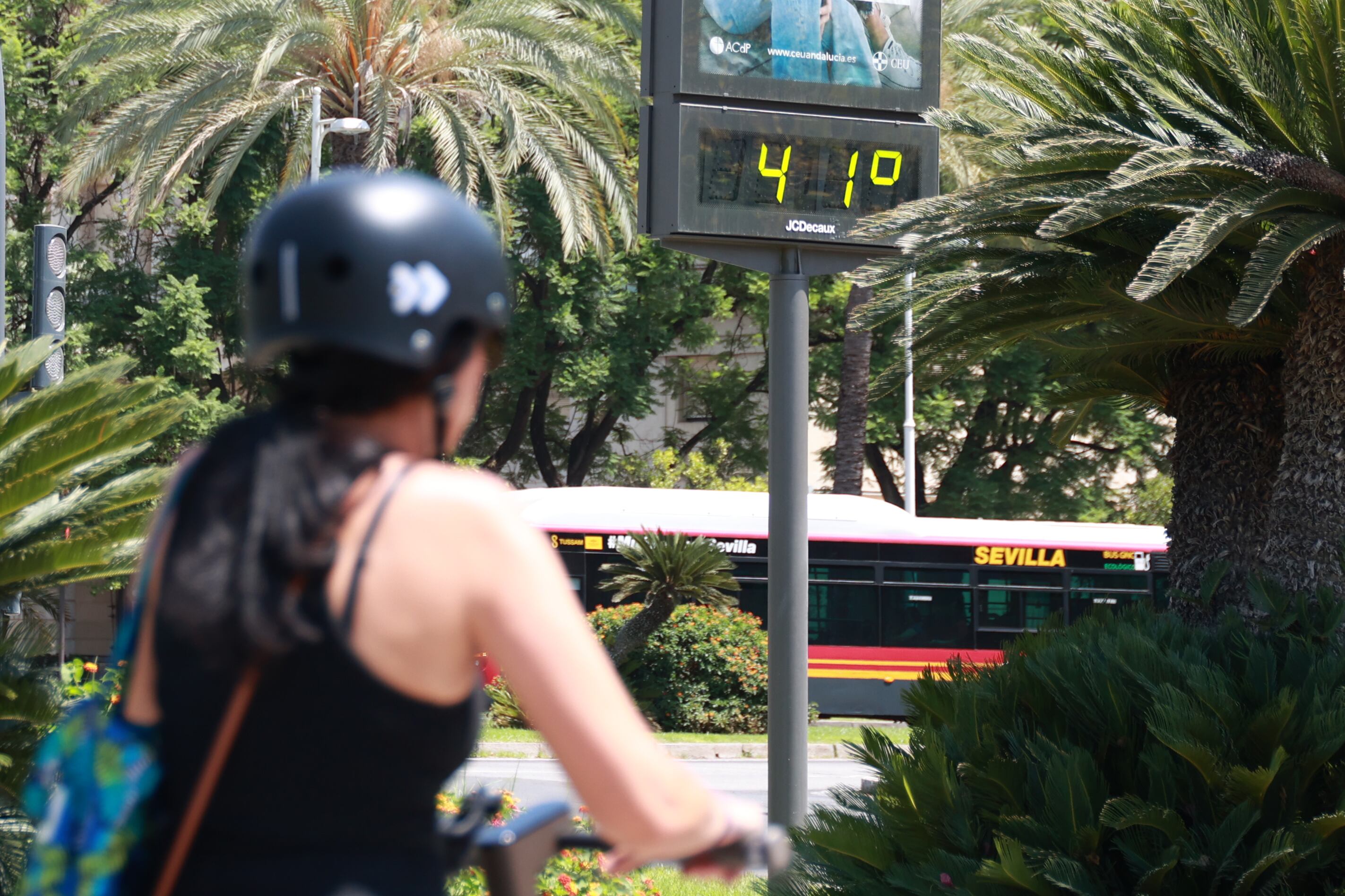Una mujer en bicicleta en la ciudad de Sevilla, donde los termómetros marcan temperaturas por encima de los 40 ºC