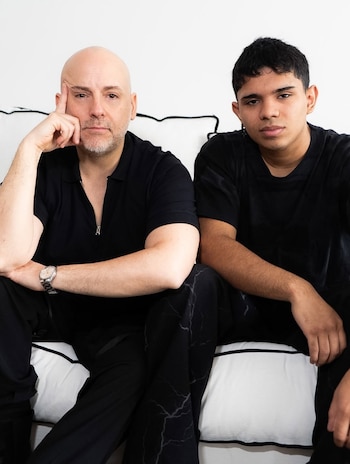 Lucio, hijo adoptivo de Muscari, colaboró creativamente en el guion y aportó su perspectiva al relato teatral
