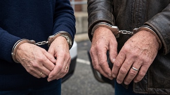 Capturados dos adultos mayores por el homicidio de otro anciano cuatro años atrás: alteraron la escena del crimen para simular un suicidio