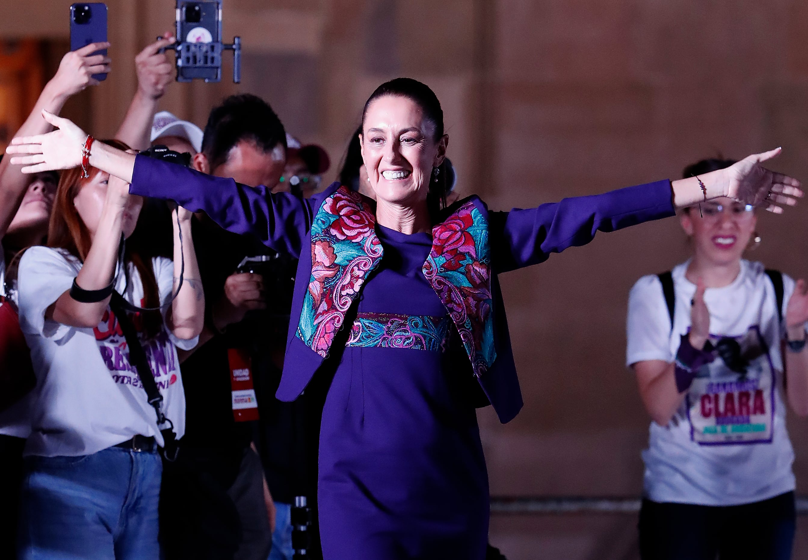 La oficialista Claudia Sheinbaum, ganadora de la elección presidencial, saluda a simpatizantes el 3 de junio de 2023 en la plancha del Zócalo en la Ciudad de México (México). EFE/Mario Guzmán
