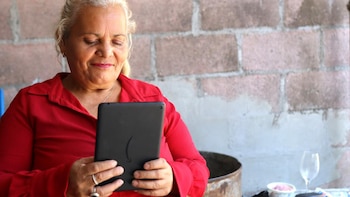 La entrega de tabletas electrónicas reduce la brecha digital y facilita el acceso a recursos para el emprendimiento rural. (Cortesía: Organización Internacional para las Migraciones)