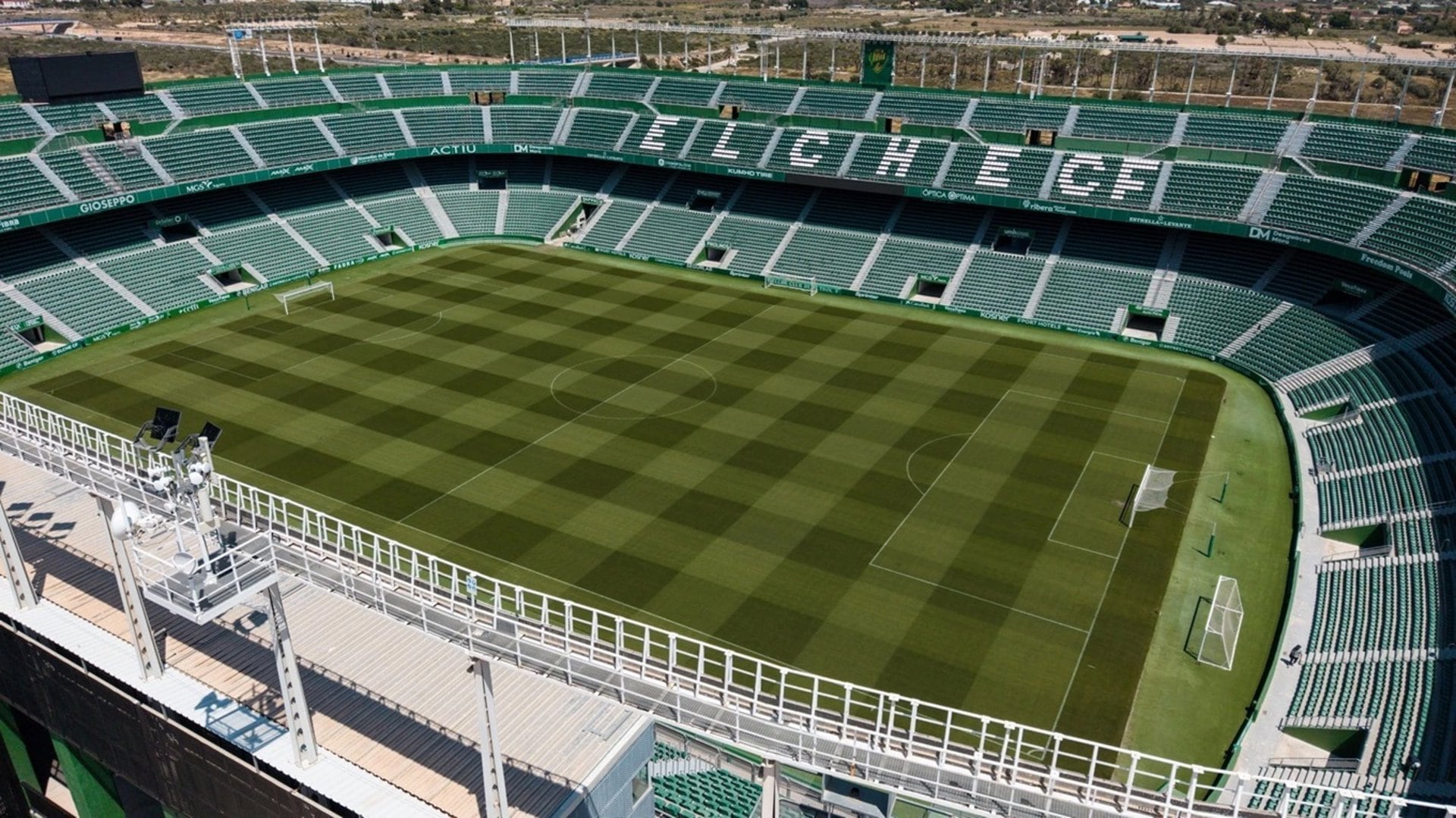 El estadio Manuel Martínez Valero es donde oficia como local el Elche de España - crédito AFP