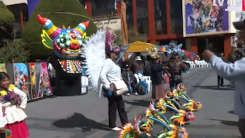 Danzas, pasacalles y turistas protagonizan