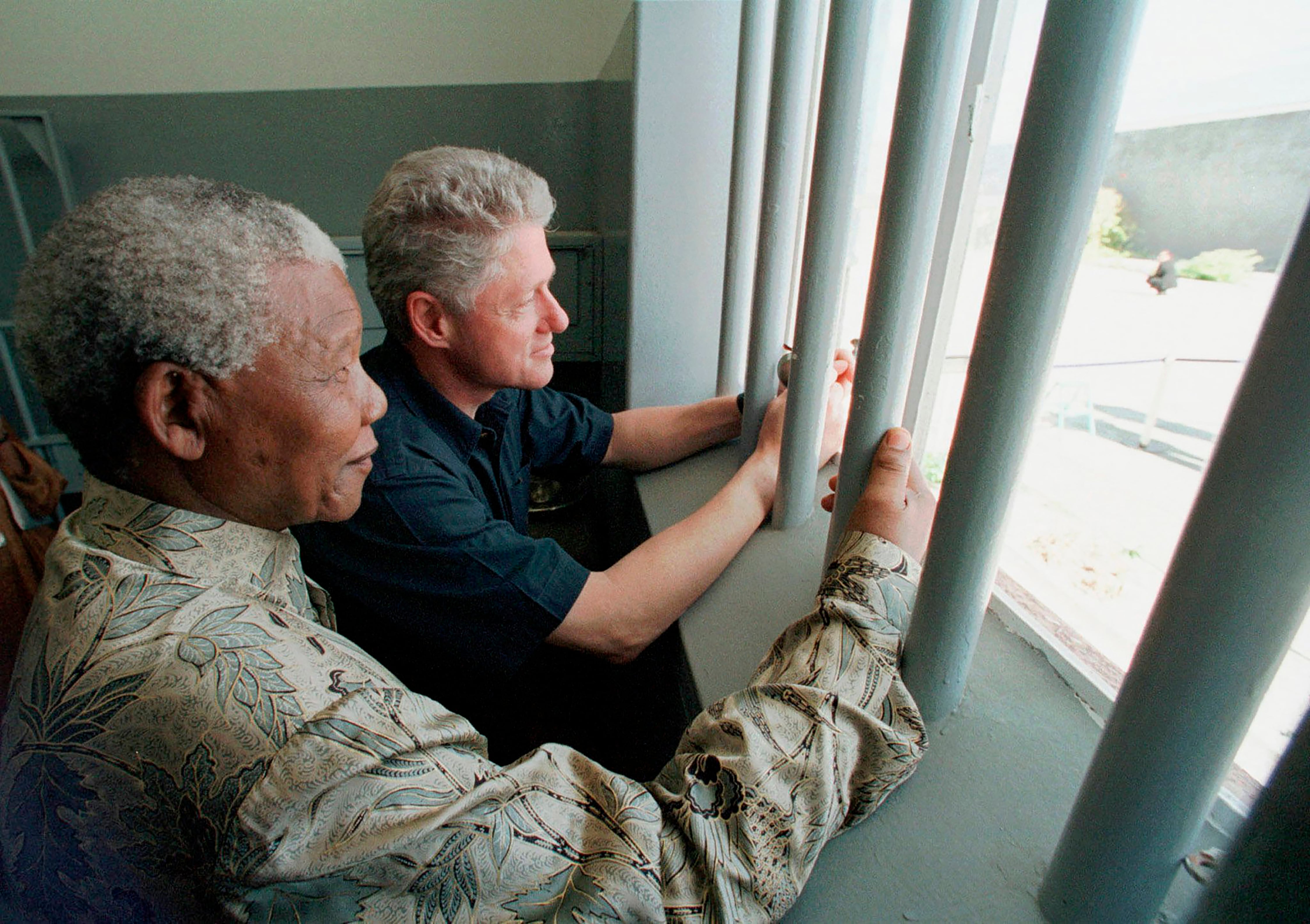 Nelson Mandela y el expresidente estadounidense Bill Clinton visitaron la celda que ocupó Mandela en la prisión de Robben Island, en Ciudad del Cabo, Sudáfrica, el 27 de marzo de 1998 (AP/Scott Applewhite)