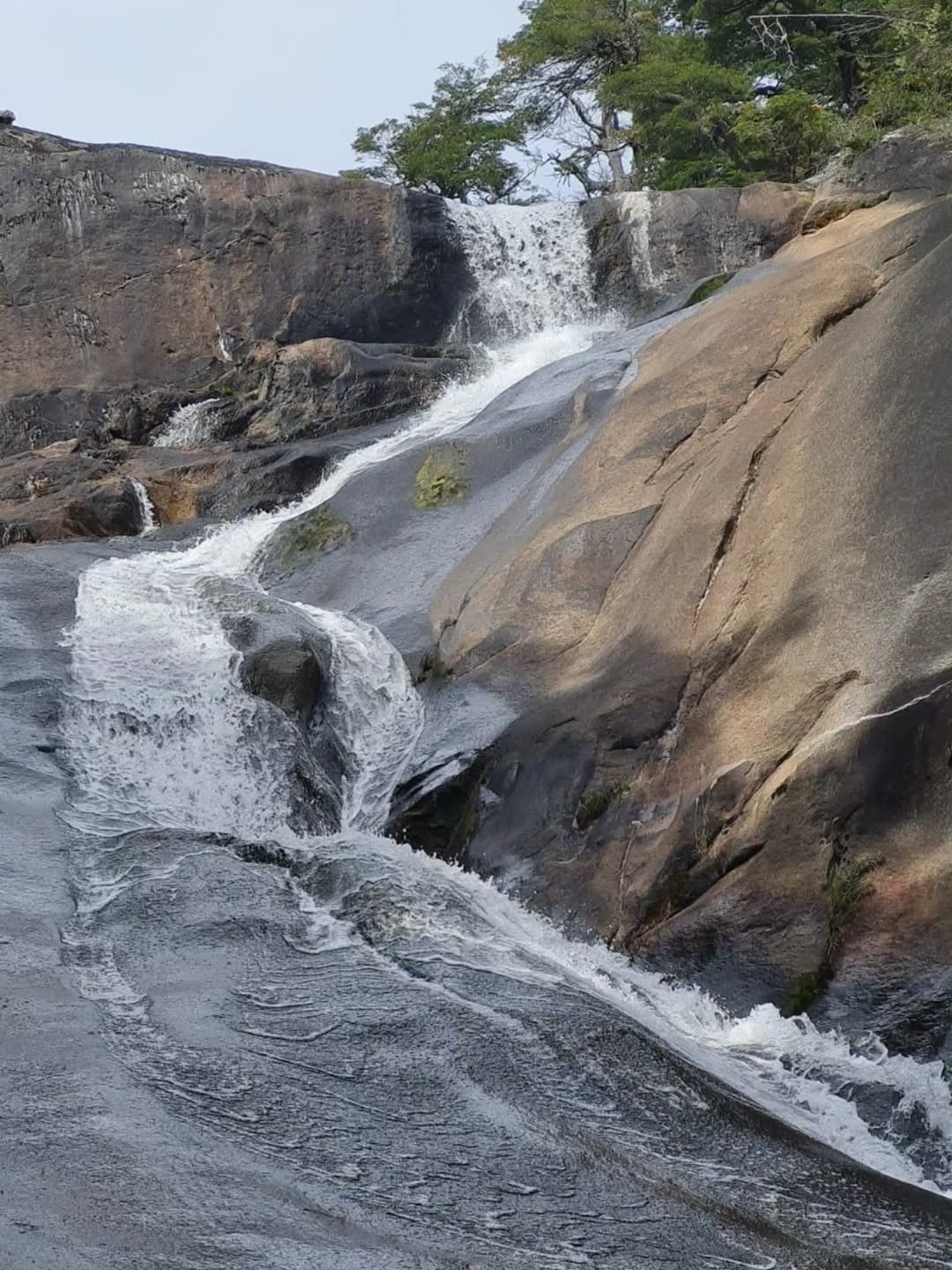Las autoridades señalaron la importancia de evitar deslizarse por la cascada