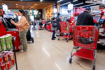 La iniciativa sobre autocobro en Nueva York también abre dudas para Walmart, Target, Costco y 7-Eleven por su posible impacto sobre productos no alimentarios (REUTERS/Vincent Alban/File Photo)