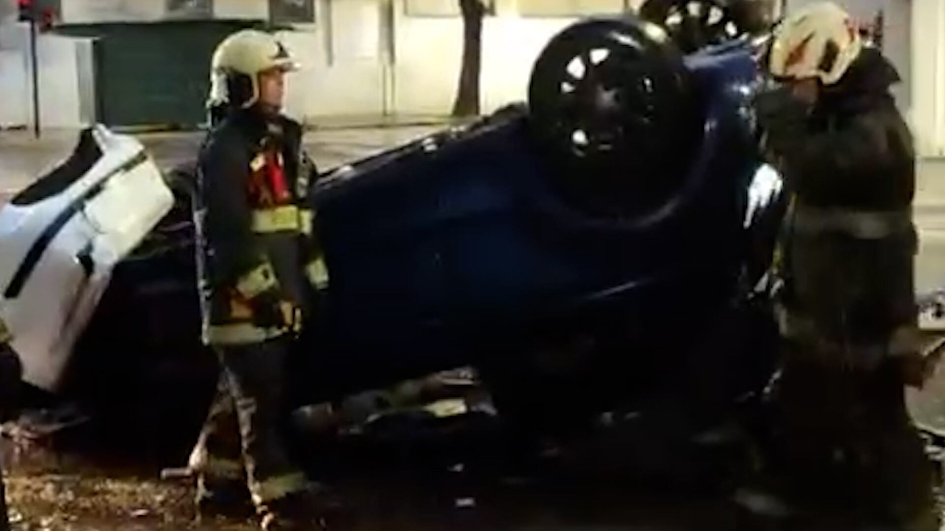 Bomberos de la Ciudad trabajaron para dar vuelta el Audi, que quedo volcado.