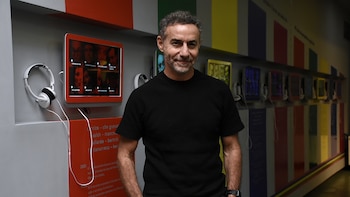 Lejos de la grieta, Luis