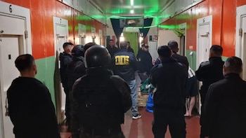 Descubrieron a dos presos que planeaban asesinar a la fiscal que los encarceló: le pedían fotos suyas a la IA