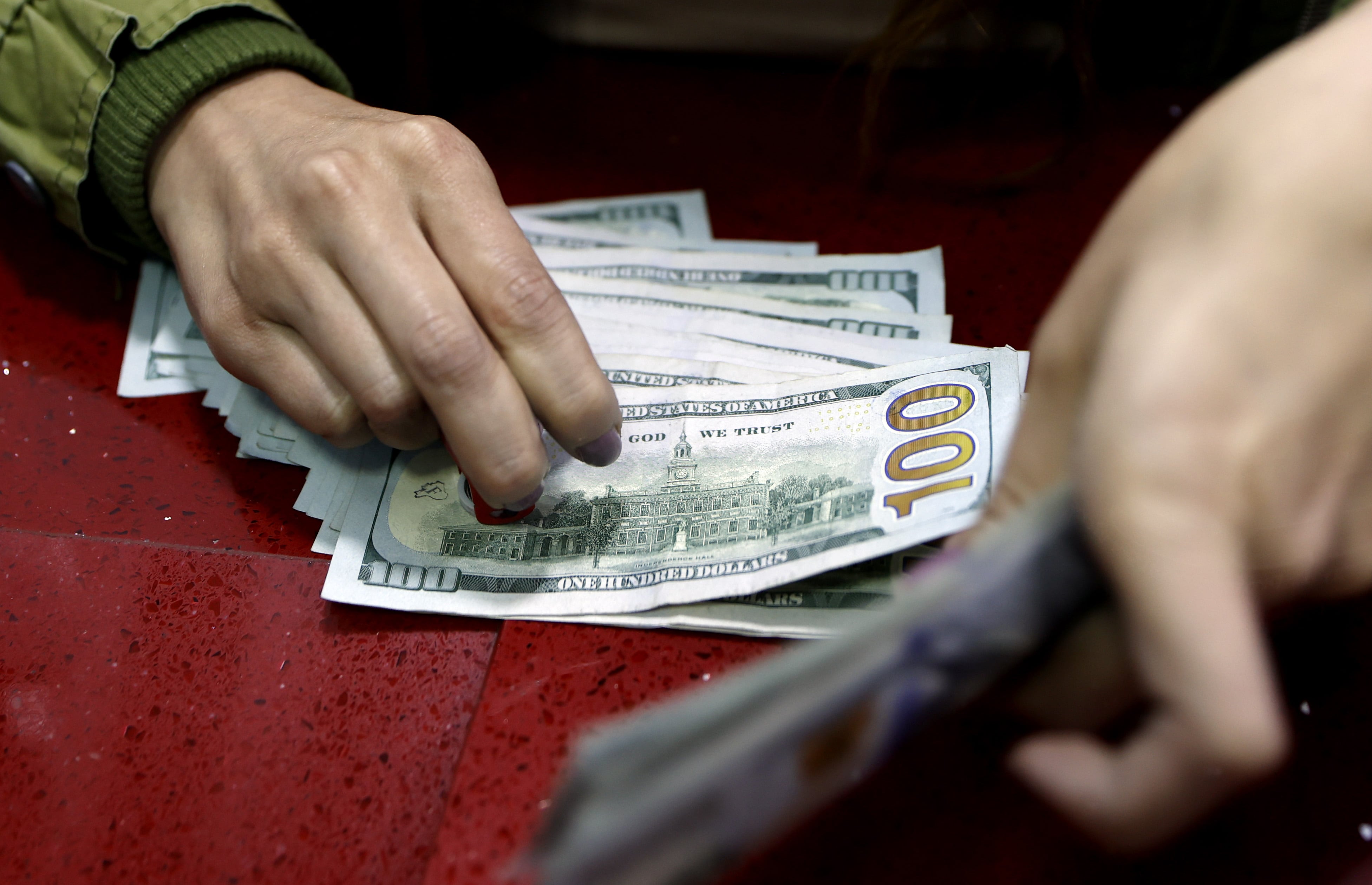 En el mercado regulado, el dólar en Colombia registró una cotización mínima de $3.116,36 - crédito Mauricio Dueñas Castañeda/EFE
