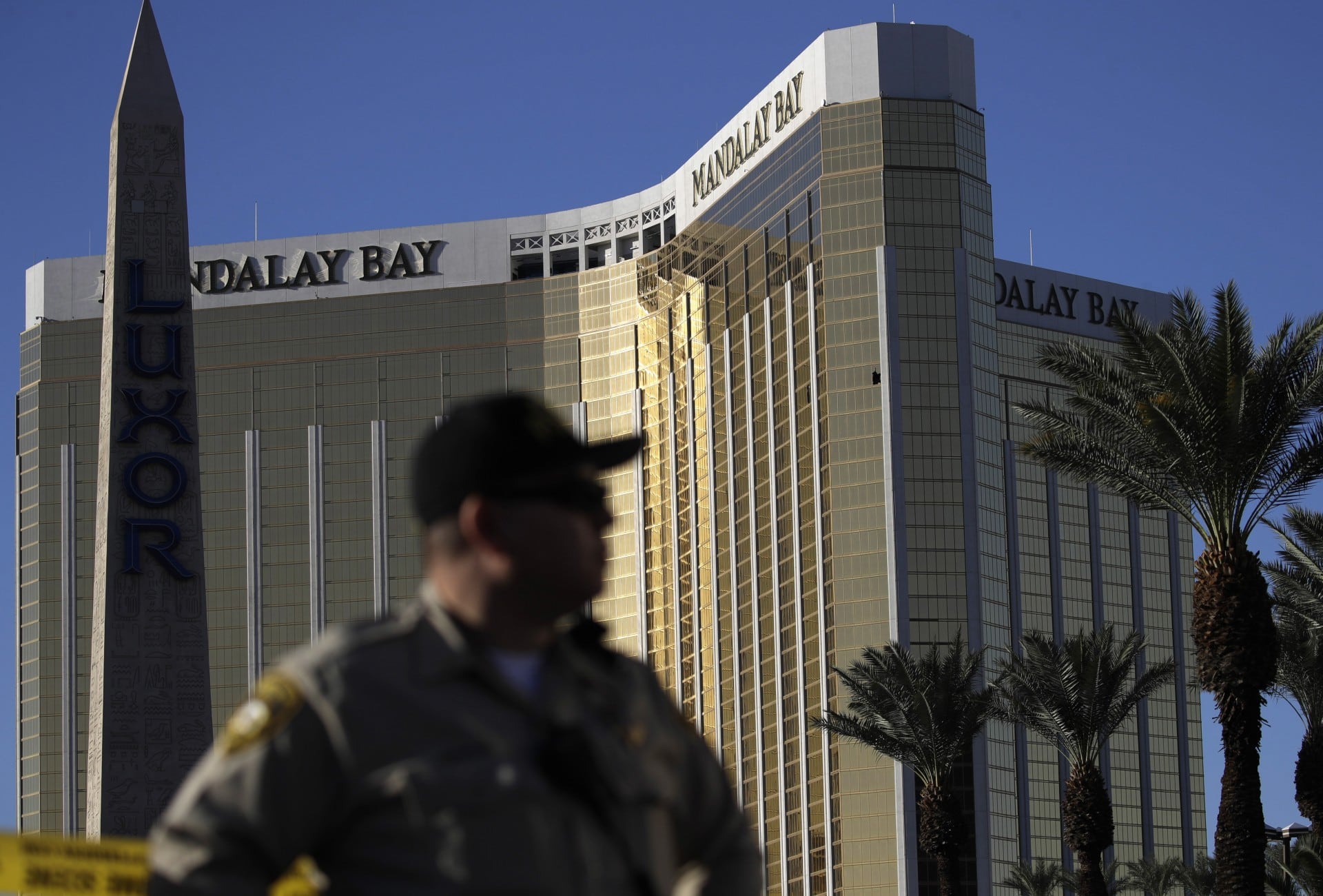 La empresa MGM Resorts, dueña del Mandalay Bay, pactó una indemnización de 800 millones de dólares con las víctimas mientras que Nevada aprobó medidas sobre el control de armas luego de la masacre (AP)