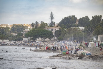 Asentamiento de migrantes en la playa El Trampolín, en Ceuta (Marcos Moreno - Europa Press)
