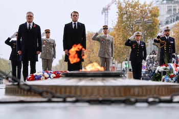 El presidente de Francia, Emmanuel Macron, y el primer ministro británico, Keir Starmer, se mantienen firmes ante la Tumba del Soldado Desconocido en la Place de l'Etoile, en París, el 11 de noviembre de 2024, como parte de las conmemoraciones del 106 aniversario del Armisticio del 11 de noviembre de 1918, que puso fin a la Primera Guerra Mundial. Ludovic Marin/Pool vía REUTERS